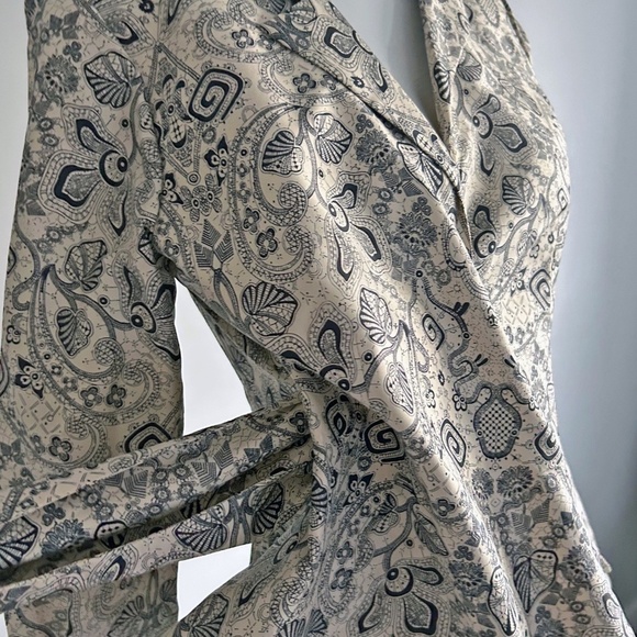 Jones New York wraparound Silk blouse, black and beige, long sleeve, size 10P - Picture 6 of 16